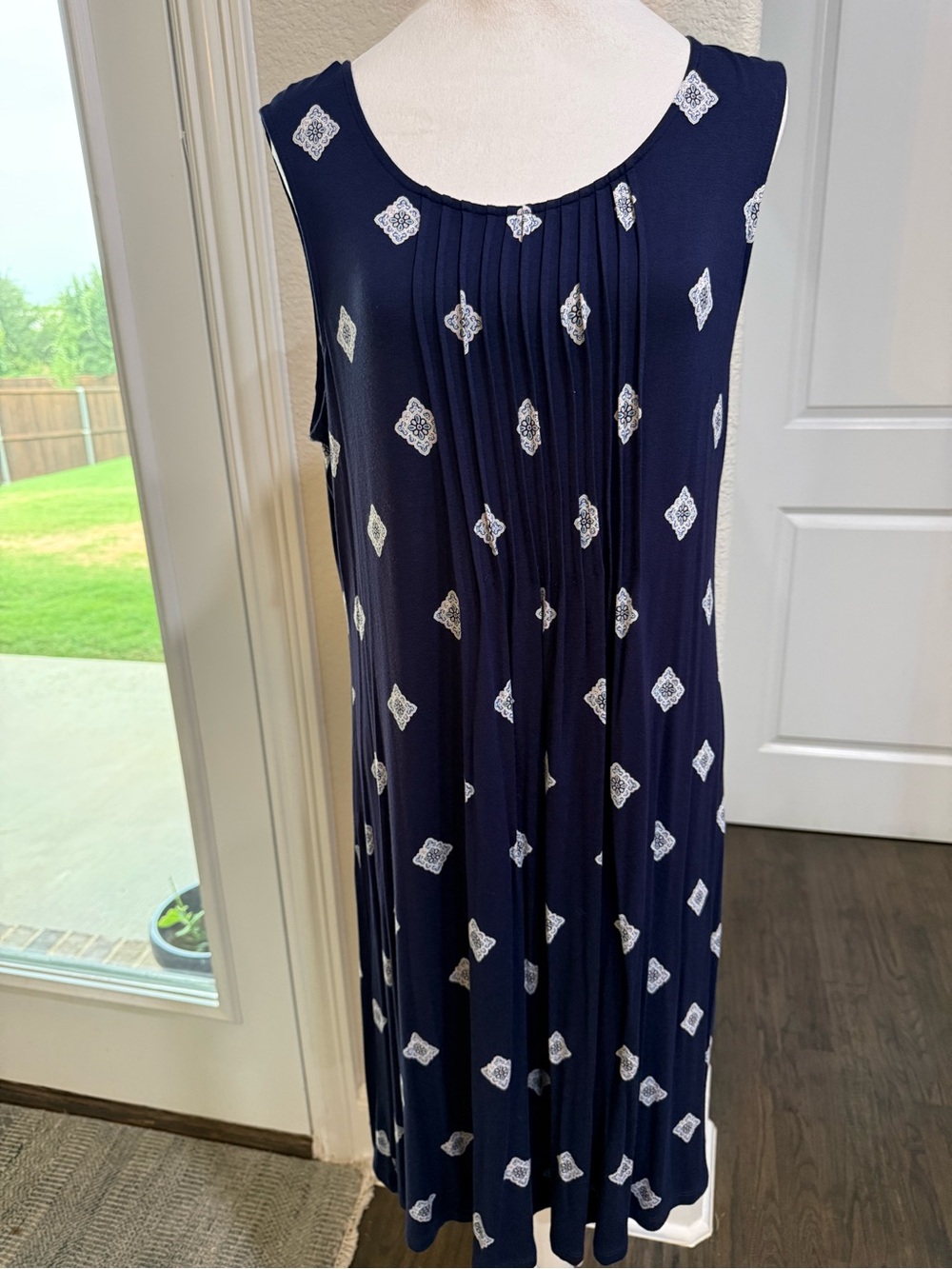 croft & barrow Navy Sleeveless Pleated Midi Dress with White Medallion Print
